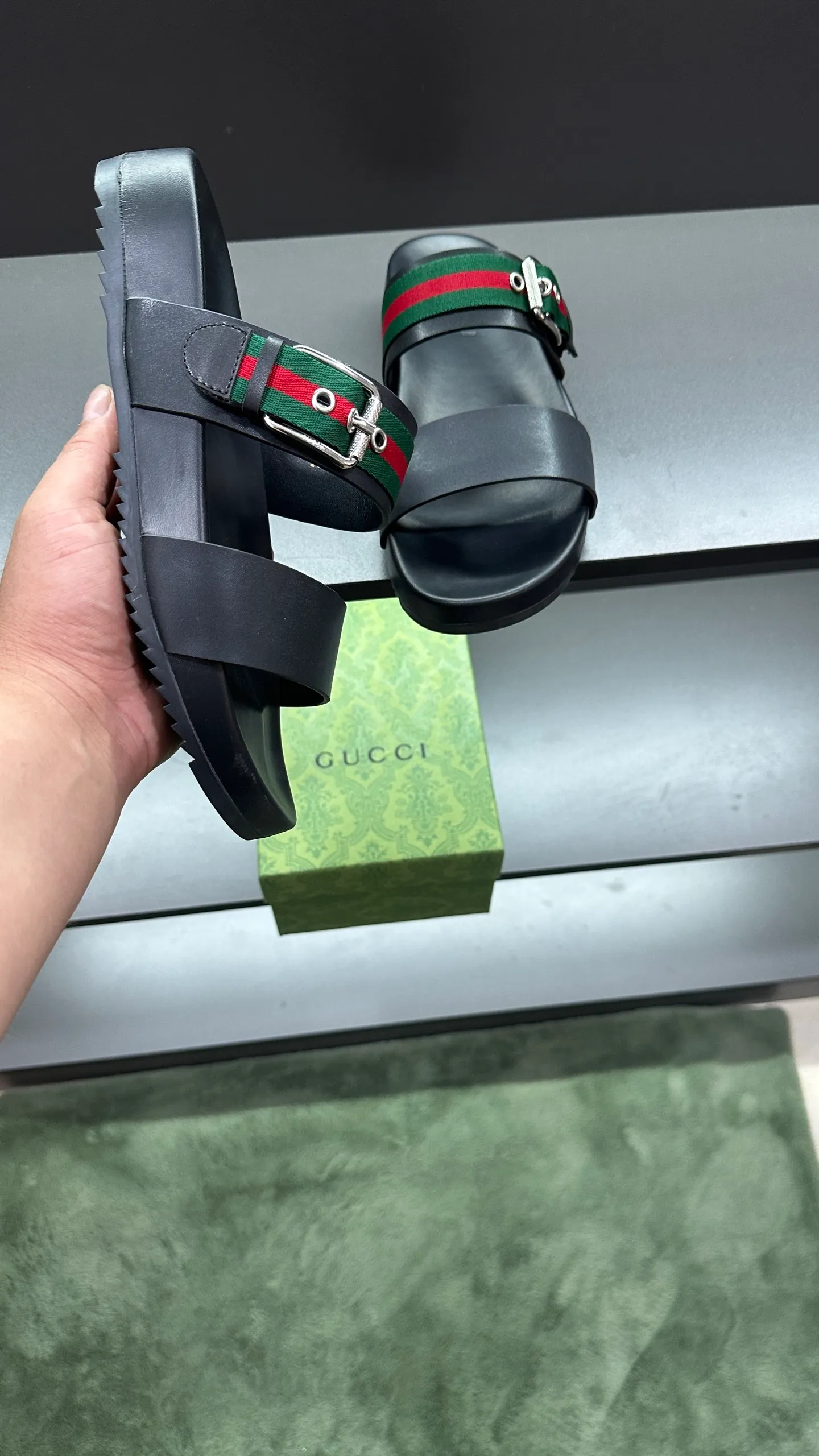 [G Home New Style] P: 300💰Men's size 39~45, (46. Customized) This slipper is made of GG polyester fiber and is decorated with a Gucci label on the front, which adds a striking logo feel to the style. "Gucci Made in Italy" stamped label Rubber sole Flat Made in Italy